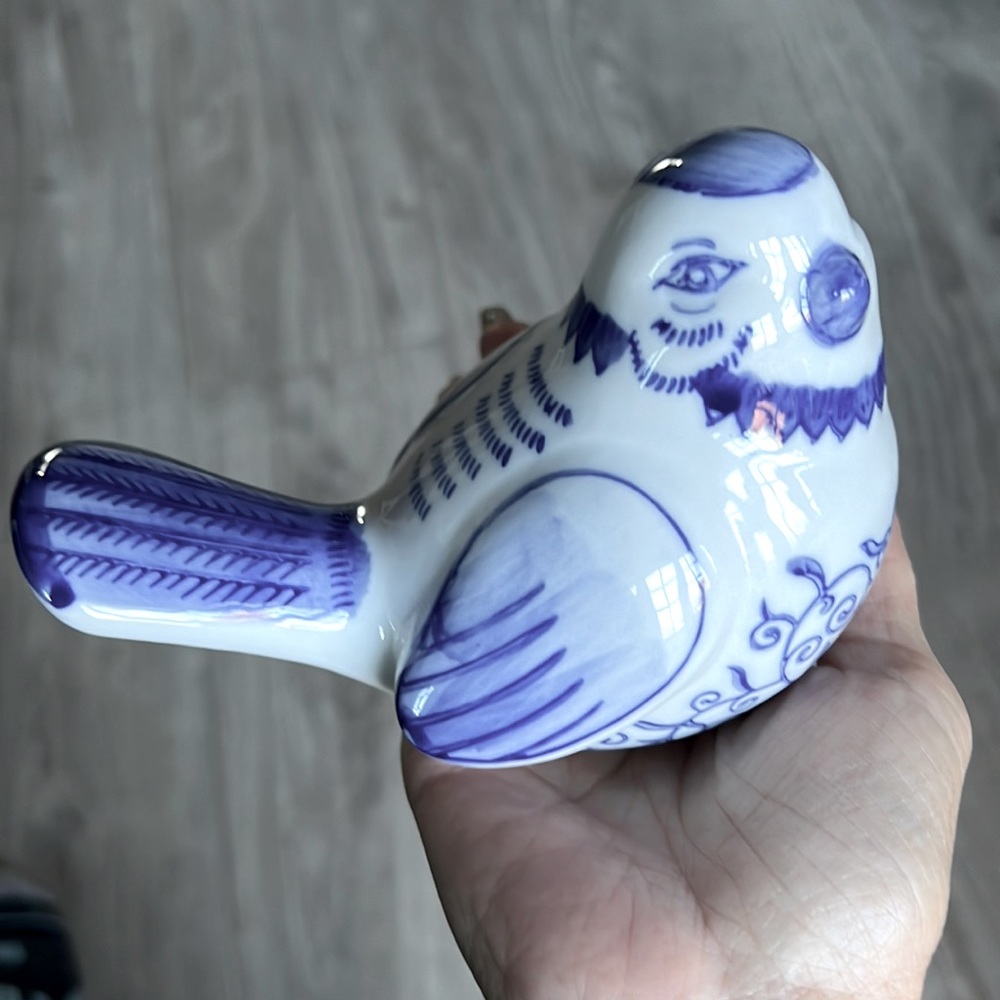 The cutest little white & blue porcelain birdie perfect condition Kawaii face!